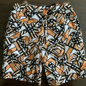 Burberry boys shorts Adjustable band along with belt loops